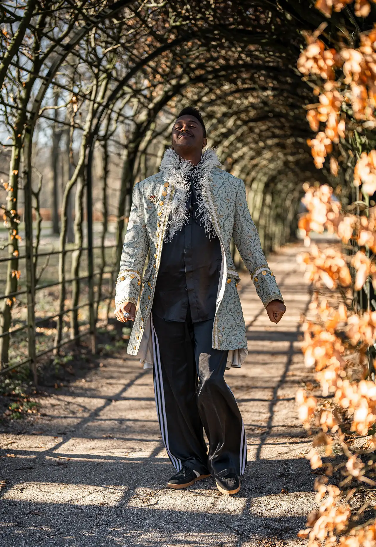 Hendrick lopend door de tuin